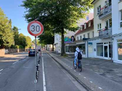 Kein seltenes Bild: Viele Radfahrer nutzen die neue Fahrradspur noch nicht.