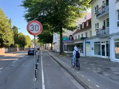 Kein seltenes Bild: Viele Radfahrer nutzen die neue Fahrradspur noch nicht.