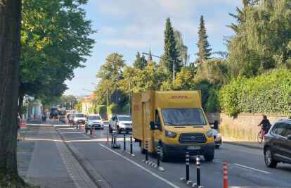 Sorgt f&uuml;r R&uuml;ckstau: Ein Lieferfahrzeug h&auml;lt auf der rechten Fahrspur der Nadorster Stra&szlig;e. Bild: Martin Schlifski
