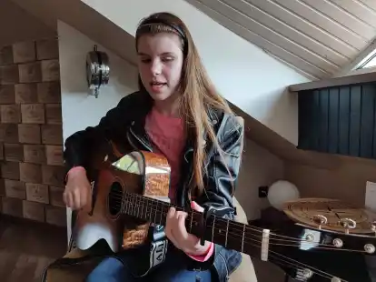 Lia Hardy aus Wiesmoor singt ihren komponierten Song &bdquo;Weil es wichtig ist&ldquo;. Die 14-J&auml;hrige ist blind und spielt noch nicht mal ein Jahr Gitarre.