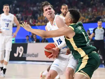 Australiens Basketballer gewannnen zum Auftakt souver&auml;n mit 98:72 gegen Finnland.