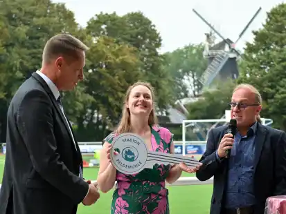 Den obligatorischen Schl&uuml;ssel zum Stadiontor &uuml;bergaben Sarah Inthoff und Landschaftsarchitekt Oliver Kilian, Sportst&auml;ttenplaner IAKS, an Landrat Holger Heymann (l.).