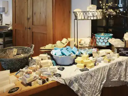 Ob Sole, Bier oder Brennnessel: Erlaubt ist, was gef&auml;llt und gut riecht in der Seifenmanufaktur.