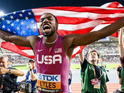 Der neue Weltmeister Noah Lyles (USA) jubelt im Ziel.