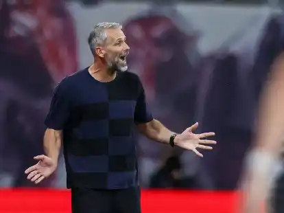 Leipzigs Trainer Marco Rose &auml;rgert sich &uuml;ber die langen Wartezeiten beim Videobeweis.