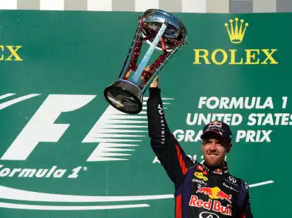 Der ehemalige deutsche Formel-1-Fahrer Sebastian Vettel mit seiner Troph&auml;e f&uuml;r den Sieg beim Gro&szlig;en Preis der USA 2013.