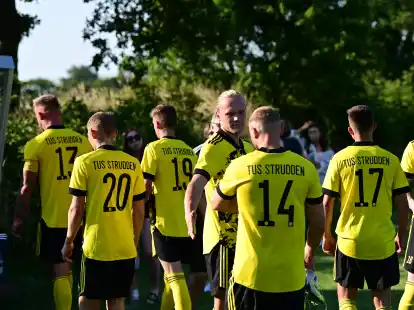 TuS-Trainer Thilo Jan&szlig;en (mittig) war mit dem Auftritt seiner Mannschaft einverstanden.