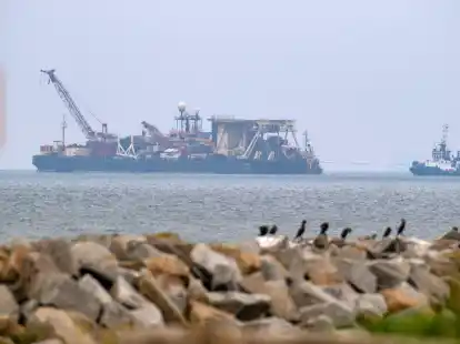 Das Pipeline-Verlegeschiff ist an R&uuml;gens K&uuml;ste eingetroffen.