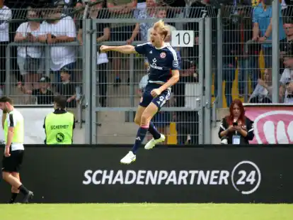 Der D&uuml;sseldorfer Vincent Vermeij feiert seinen Treffer zum zwischenzeitlichen 3:0.