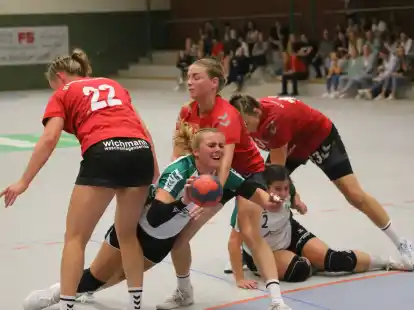 Verlangten dem Favoriten alles ab: Die Handballerinnen des TV Neerstedt um Fenna van Dreumel mussten sich gegen die SG Friedrichsfehn/Petersfehn erst in der Schlussphase geschlagen geben.