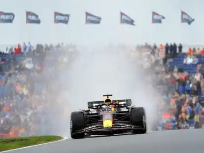 Max Verstappen vom Team Red Bull steuert sein Auto &uuml;ber die Rennstrecke.