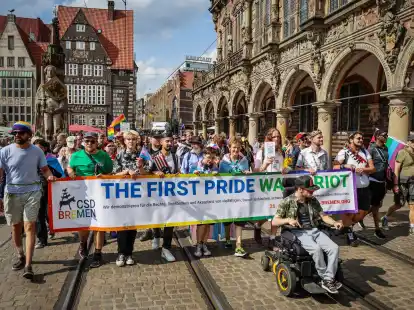 &laquo;The first pride was a riot&raquo; steht auf diesem Transparent beim Pride-Demonstrationszug durch Bremen.