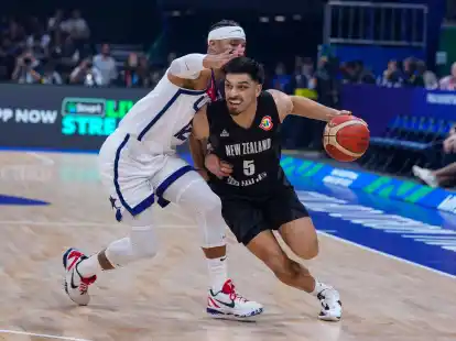 Shea Ili (r) aus Neuseeland in Aktion gegen Josh Hart aus den&nbsp;USA.