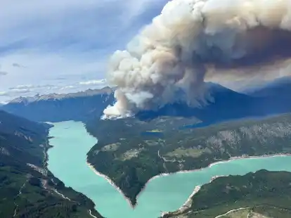 Waldbr&auml;nde lodern nahe des Downton Lake im s&uuml;dlichen Teil von British Columbia.