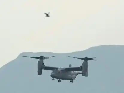 Kipprotor-Wandelflugzeug von Typ OV-22 Osprey des US-Milit&auml;rs. Ein solches Flugzeug ist in Australien bei einer &Uuml;bung abgest&uuml;rzt.