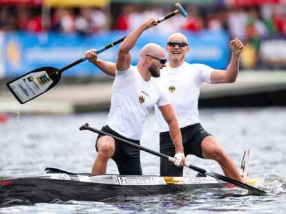 Die Sieger Peter Kretschmer (l) und Tim Hecker jubeln im Ziel.