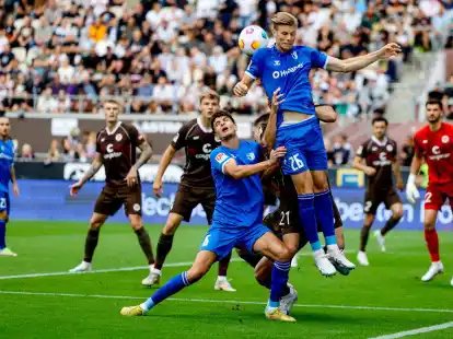Magdeburgs Daniel Elfadli (M) versucht im Hamburger Strafraum den Ball zu erreichen.