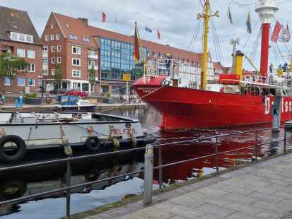 Mit niederl&auml;ndischer Schlepperhilfe: Das Emder Feuerschiff Amrumbank/Deutsche Bucht startete am Samstag vom Delft aus zu seiner ersten G&auml;stefahrt nach langer Pause.