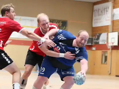 Keinen Ball verloren gaben am Samstag im Freundschaftsspiel die Handballer der HG Jever/Schortens (blaue Trikots) und der HSG Varel.