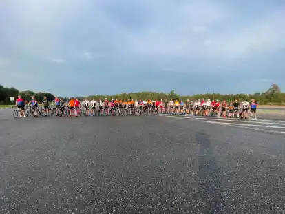 60 Teilnehmer bei einem besonderen Radrennen ohne Zeitvorgabe: Es ging eine Stunde lang über den Fahr- und Erprobungskurs Papenburg.