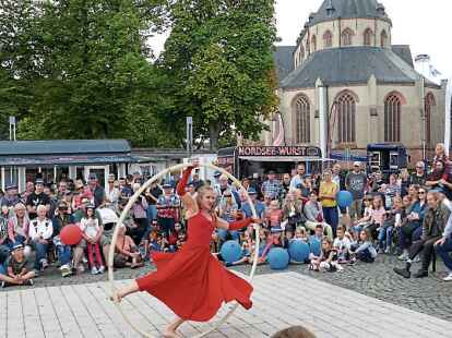 Die &bdquo;Lady in Red&ldquo; Gina Sibila begeisterte mit ihren schwindelerregenden Drehungen im &bdquo;Cry Wheel&ldquo;.
