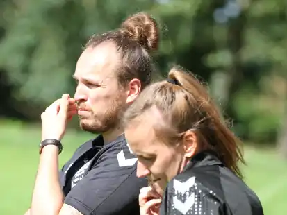Schwer ins Grübeln gekommen sind die Büppeler Trainer Daniel Prause und Lena Rusin am zweiten Spieltag der Regionalliga Nord.
