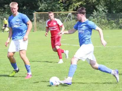 Die Fußballer des SV Achternmeer (blaue Trikots, hier im Auswärtsspiel gegen Tungeln) gewannen am Sonntag ihr Heimspiel gegen Ganderkesee mit 6:0.