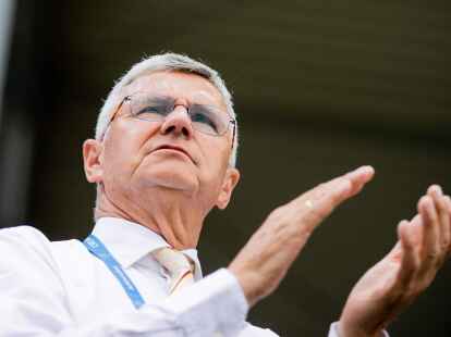 Bundestrainer Otto Becker applaudiert nach dem Ritt von Reiter Dreher.