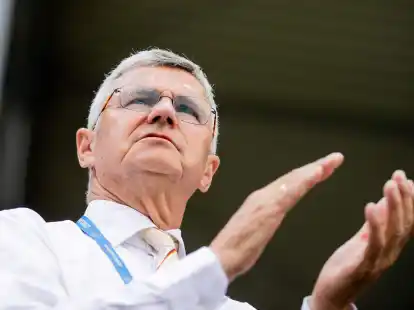 Bundestrainer Otto Becker applaudiert nach dem Ritt von Reiter Dreher.