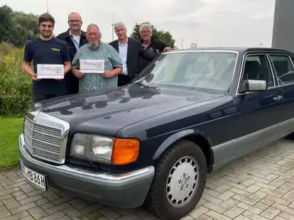 Dank f&uuml;r ihren Einsatz beim Jahrestreffen der MB-Interessengemeinschaft (von links): Malte Brandenburg und Axel Weber (THW) Ekke Schoof (Dorfgemeinschaft Middoge) sowie Knut Kreye und Leo K&ouml;rffer von der MBIG.