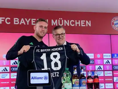 Bayerns neuer Torh&uuml;ter Daniel Peretz (l) wird von Jan-Christian Dreesen vorgestellt.