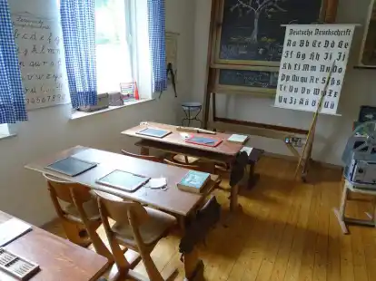 Wie war&rsquo;s denn so bei Urgro&szlig;opa in der Schule? Auch darauf gibt die Heimatstube B&uuml;rstel eine Antwort: Gleich ein ganzes historisches Klassenzimmer ist dort ausgestellt.