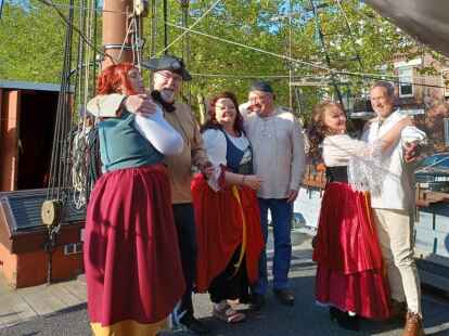 Kommt das St&uuml;ck unter freiem Himmel zur Auff&uuml;hrung, wird auch der Museumslogger einbezogen, der daf&uuml;r extra zur Delfttreppe verlegt wird.