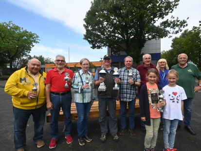 Beim 58. Volkswandertag in Ganderkesee ehrten der Vorsitzende des Wanderclubs Edelwei&szlig; Uwe Meyer (rechts hinten) und die stellv. B&uuml;rgermeisterin und stellv. Landr&auml;tin Christel Zie&szlig;ler (links neben Meyer) die teilnehmerst&auml;rksten Gruppen.