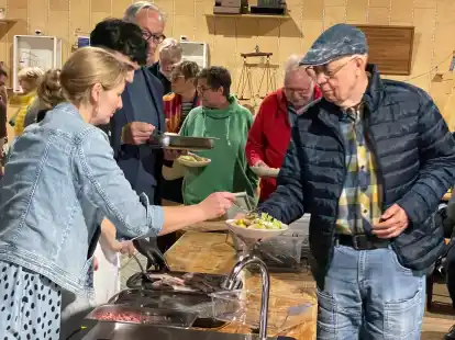 An der Kochinsel bekam jeder das Hauptgericht ganz nach Wunsch zusammen gestellt.