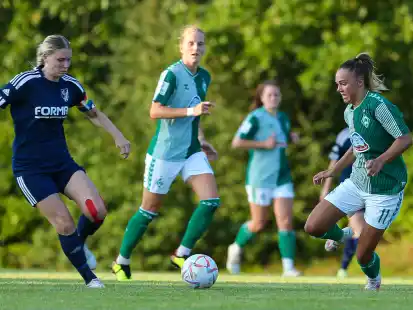 Geh&ouml;ren zu den besten Frauenmannschaften im Nordwesten: Der FC Geestland (links Spielerin Alicia Kersten) und der SV Werder Bremen (rechts Maja Sternad)