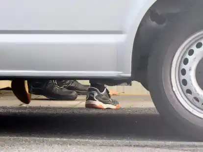 Der angeklagte 15-j&auml;hrige steigt vor dem Landgericht Hannover aus einen Gefangenentransporter.