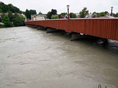 Br&uuml;cke in Wasserburg. Der Inn f&uuml;hrt aufgrund andauernder starker Regenf&auml;lle in Tirol und Bayern momentan sehr viel Wasser.