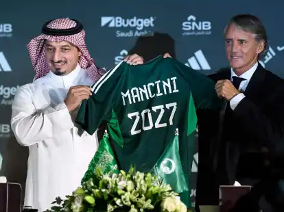 Roberto Mancini (r) und Yasser Al Misehal, der Pr&auml;sident des saudi-arabischen Fu&szlig;ballverbandes, bei der Vorstellung des neuen Nationaltrainers.