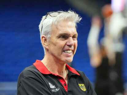 Deutschlands Trainer Gordon Herbert lacht w&auml;hrend des Trainings.