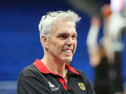 Deutschlands Trainer Gordon Herbert lacht w&auml;hrend des Trainings.