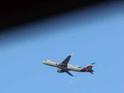 Ein Airbus von Eurowings konnte wegen eines Unwetters nicht auf Ibiza landen (Archivbild).