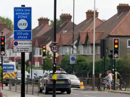 Ein Stra&szlig;enschild markiert den Beginn der Ultra Low Emission Zone (ULEZ). Begleitet von scharfer Kritik der konservativen britischen Regierung ist die Londoner Umweltzone auf das gesamte Stadtgebiet ausgeweitet worden.