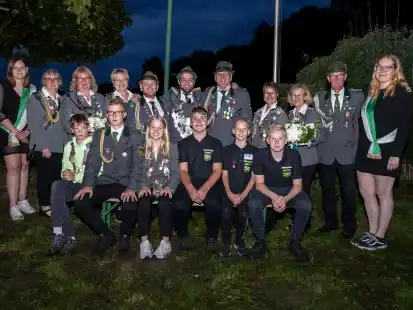 Das neue K&ouml;nigshaus: (hintere Reihe von links) Lea-Marie Kurz (Ehrendame), Ilse Baumann (1. Adjutantin Damen), Heike Steenken (Damenk&ouml;nigin), Anja Albers (2. Adjutantin Damen), Thomas Kurz (1. Adjutant Herren), Michael Steenken (Sch&uuml;tzenk&ouml;nig), Carsten Stau (2. Adjutant Herren), B&auml;rbel Kuhlmann (1. Adjutantin Alterssch&uuml;tzen), Margrit Mutke (Altersk&ouml;nigin), Martin Mutke (2. Adjutant Alterssch&uuml;tzen) und Lea Harms (Ehrendame), (vordere Reihe von links) Henrik Hedemann (Kinderk&ouml;nig), Felix Steenken (1. Adjutant Jugend), Mia Steenken (Jugendk&ouml;nigin), Jannes Vosteen (2. Adjutant Jugend), Maylin Strudthoff (Erstplatzierte bei den Sch&uuml;lern) und Lennart Strudthoff (Zweitplatzierter bei den Sch&uuml;lern)