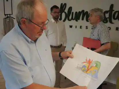 Zum Bl&uuml;tenfest in Wiesmoor denkt sich Korsogestalter Reinhard Bildhauer (links neben Sven L&uuml;bbers und Friedrich V&ouml;ller) immer neue Motive zu einem Thema aus.