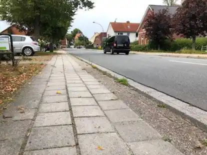 Soll nun saniert werden: der s&uuml;dliche Gehweg an der Stra&szlig;e Osterende zwischen Wohnpark und Kirche.