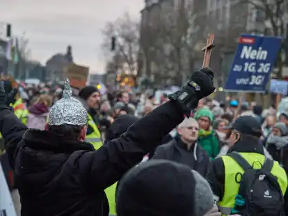 Menschen nehmen im Dezember 2021 an einem Protest gegen die Corona-Ma&szlig;nahmen in Hamburg teil. Einer Studie zufolge sind in Deutschland  Populismus und der Glaube an Verschw&ouml;rung weit verbreitet.