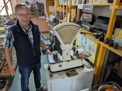 Rolf Kloppenburg, Kassenwart des F&ouml;rdervereins Historisches Kaufhaus J.H. B&uuml;sing Sohn, neben einer alten Waage