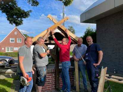 Claus Hoffmann (von links), Kurt Langkau, Bernhard Boelsen, J&uuml;rgen Dautzenberg und Michael &bdquo;Hinny&ldquo; Hinrichs beim Anbringen des neuen Schmucks am Brunnen.