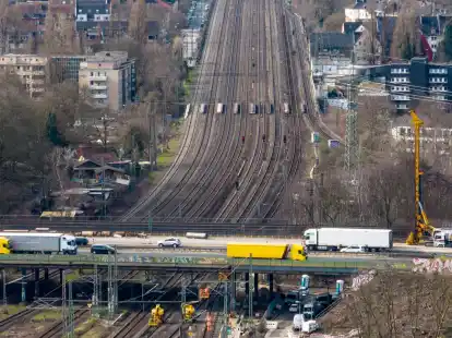 Die achtspurige Bahnstrecke am Autobahnkreuz Kaiserberg in Duisburg, an dem Bauarbeiten stattfinden sollen.